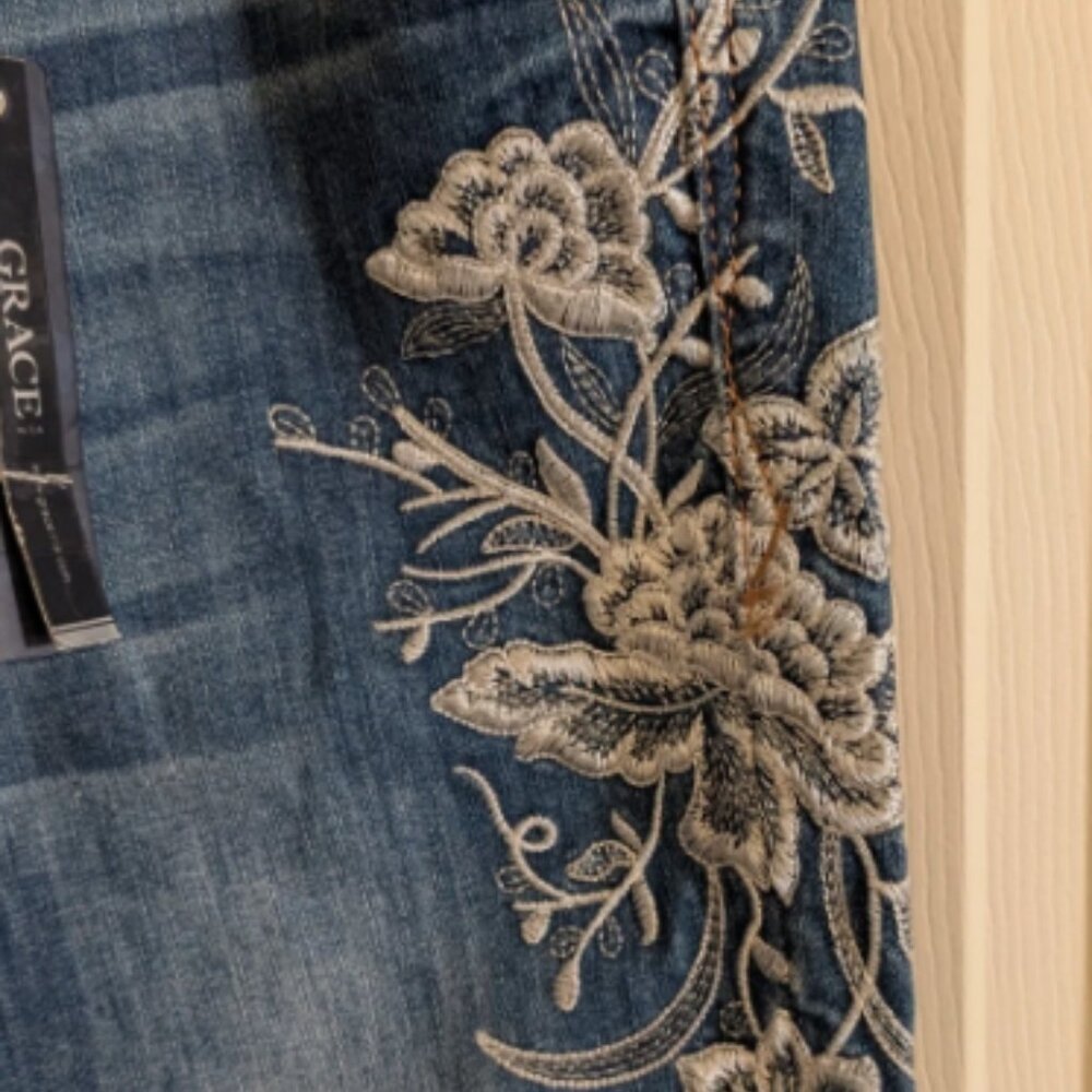 Grace Womes Size 30 Embellished Boot Leg Distressed Denim Jeans NWT - Picture 5 of 7
